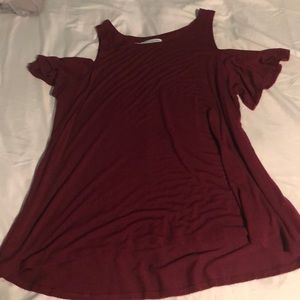 Maroon shirt with shoulder-exposing sleeves